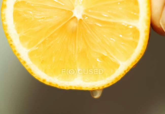 Squeezing fresh grapefruit — Stock Photo