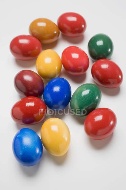Цветные яйца на белом — стоковое фото