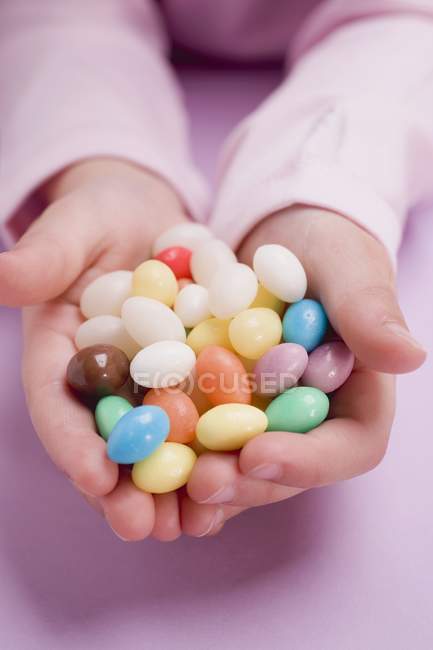 Руки держат сахарные яйца — стоковое фото