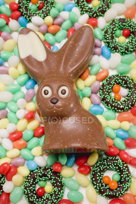 Конфеты и шоколадный кролик — стоковое фото