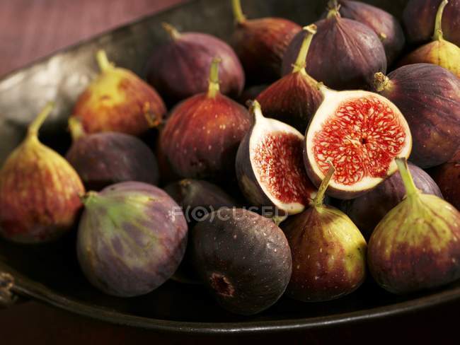 Bol de figues fraîches avec moitiés — Photo de stock