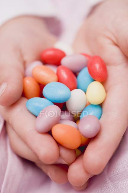 Hände, die Eier halten — Stockfoto