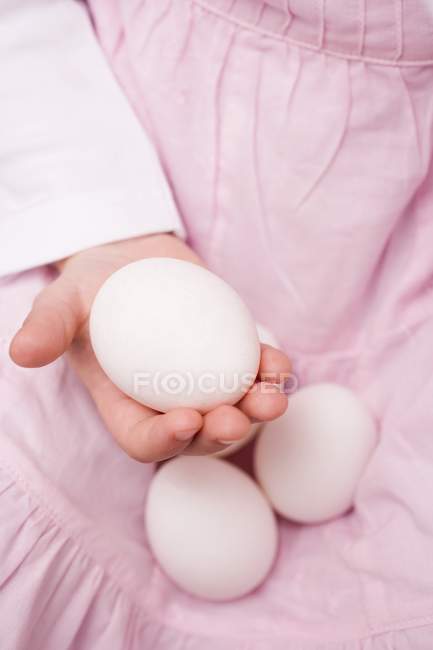 Manos sosteniendo huevos - foto de stock