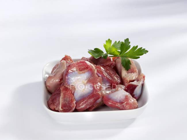 Estômagos de frango crus em pequeno prato — Fotografia de Stock