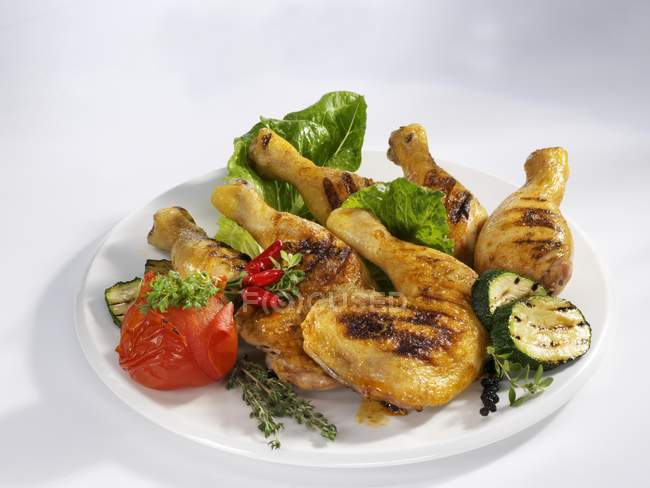 Gambe e verdure di pollo alla griglia — Foto stock