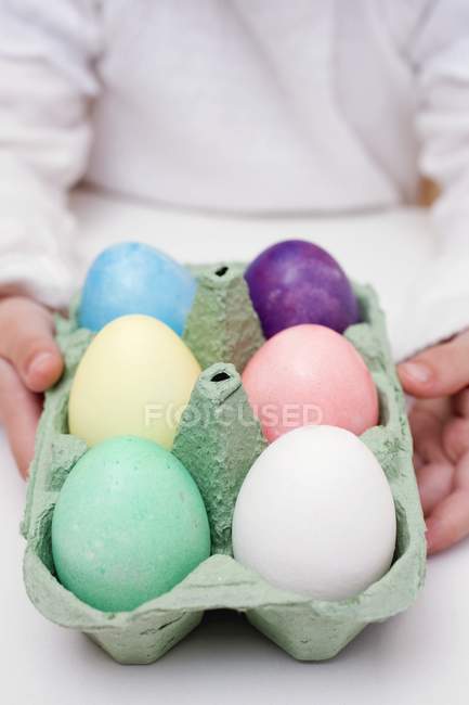 Femme tenant des oeufs de Pâques colorés — Photo de stock