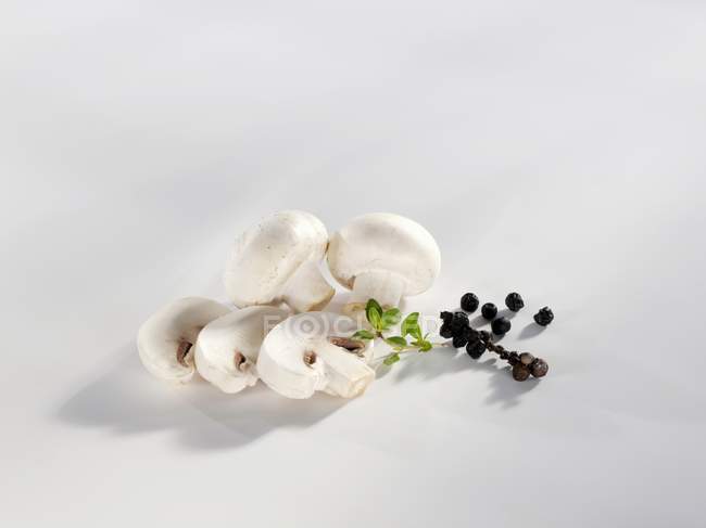 Cogumelos de botão, pimenta e ervas — Fotografia de Stock