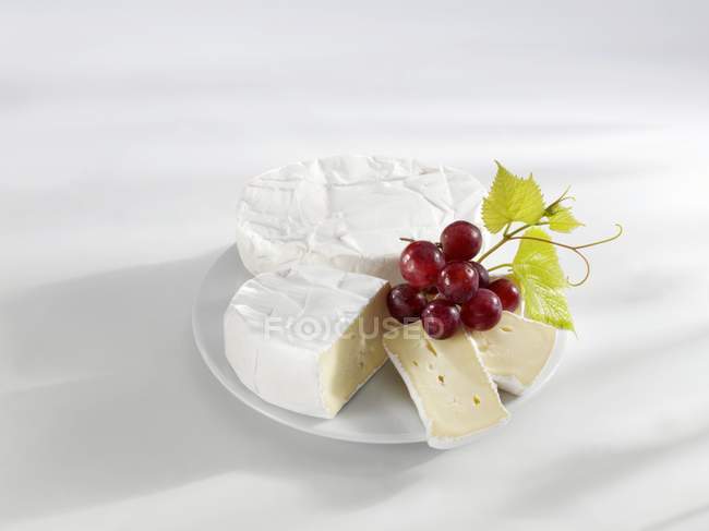 Pedaços de Camembert e uvas — Fotografia de Stock