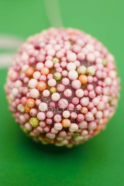 Nahaufnahme von lila dekoriertes Ei für Ostern — Stockfoto