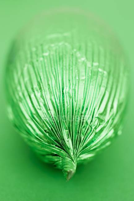 Primo piano vista di uovo di marzapane avvolto in un foglio verde — Foto stock