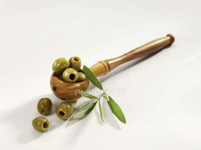 Aceitunas verdes rellenas de pimienta - foto de stock