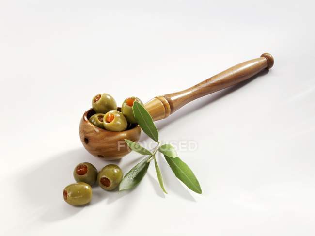 Зеленые оливки, фаршированные перцем — стоковое фото