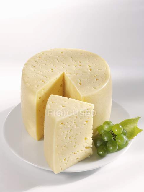 Tilsiter fromage sur assiette — Photo de stock