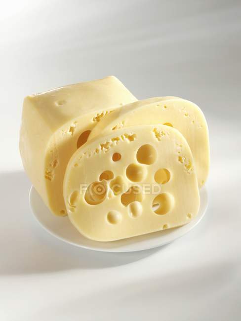 Швейцарский сыр на тарелке — стоковое фото