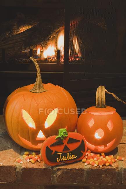 Two pumpkin lanterns — Stock Photo