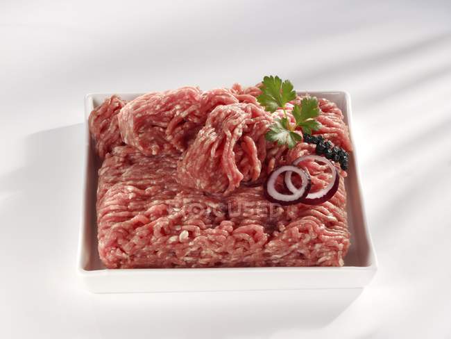 Carne di maiale cruda macinata in piatto — Foto stock