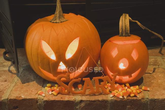 Pumpkin lanterns and candy corn — Stock Photo