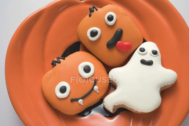 Galletas de Halloween en el plato - foto de stock