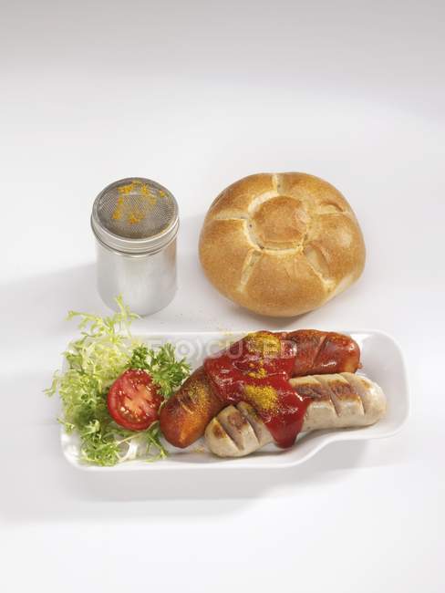 Червоно-біла каррівурстська ковбаса — стокове фото