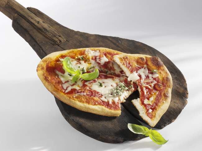 Pizza Margherita com manjericão fresco — Fotografia de Stock