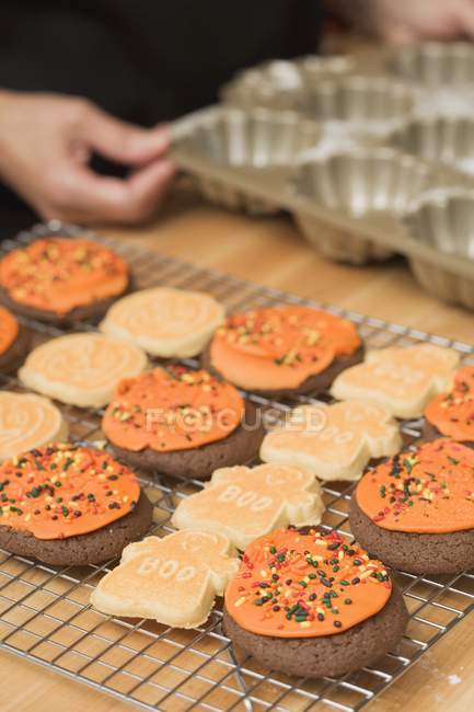 Halloween biscuits on cake rack — Stock Photo