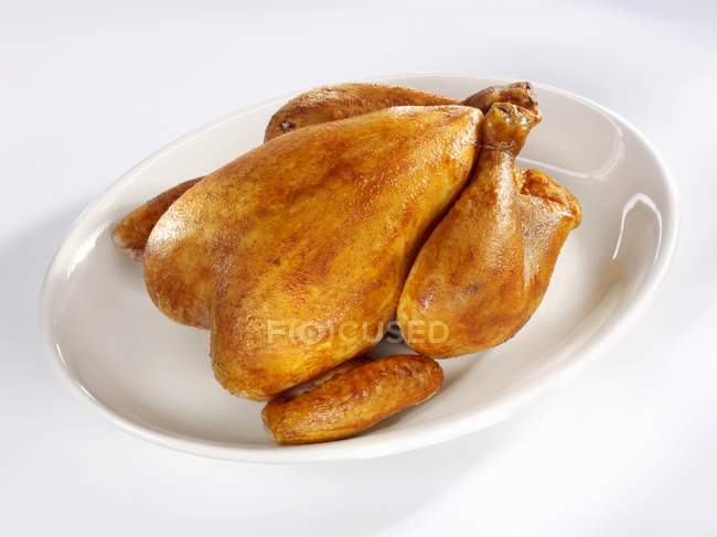 Pollo asado entero - foto de stock