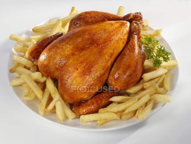 Gebratenes Hühnchen mit gebratenen Kartoffelchips — Stockfoto
