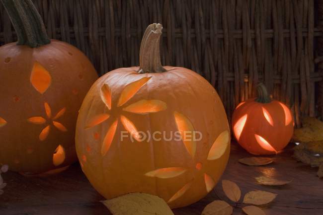 Decoration with pumpkin lanterns — Stock Photo
