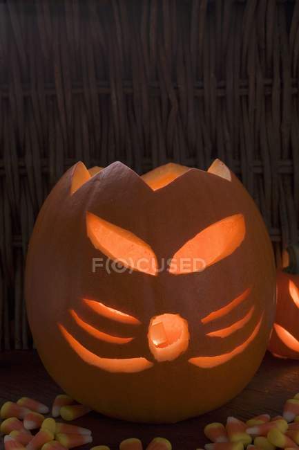 Pumpkin lanterns and candy — Stock Photo