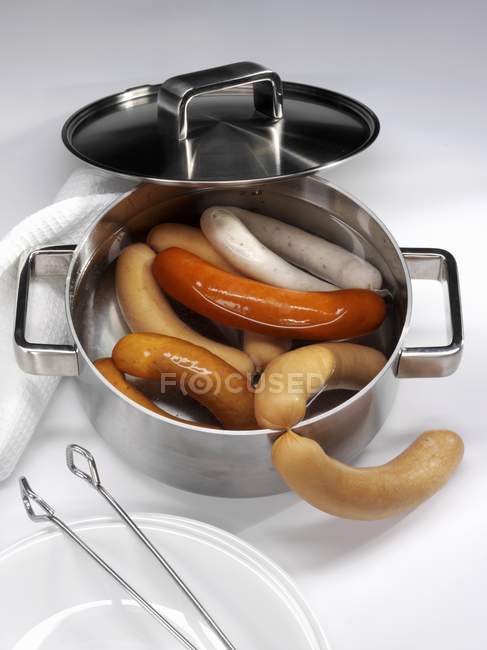 Типи ковбас на сковороді — стокове фото