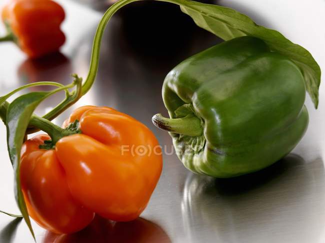 Orangen und grüne Paprika — Stockfoto