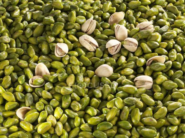 Shelled and unshelled pistachios — Stock Photo