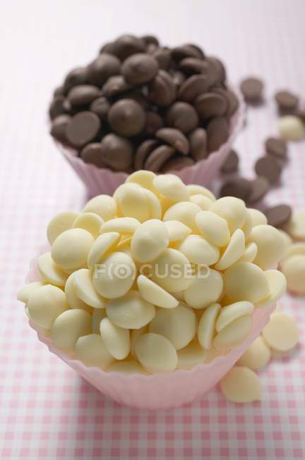 Chips de chocolate branco e escuro — Fotografia de Stock