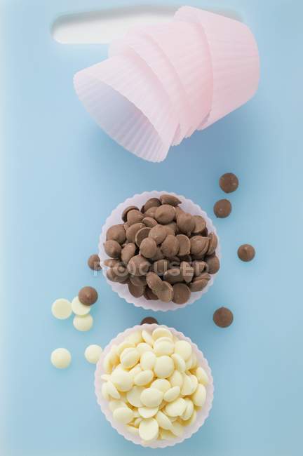 Біло-темні шоколадні чіпси — стокове фото
