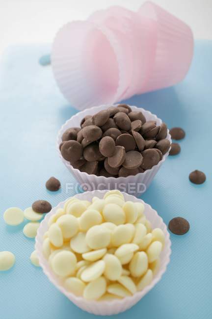 Chips de chocolate branco e escuro — Fotografia de Stock