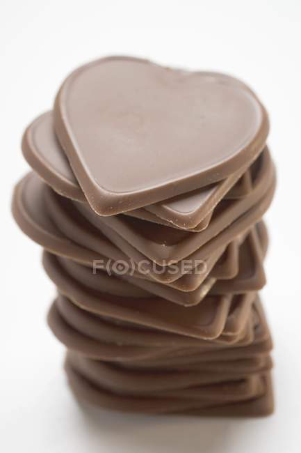 Corazones de chocolate en la pila - foto de stock