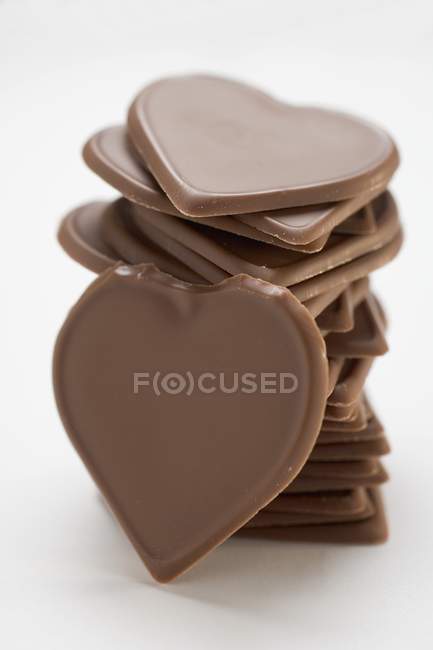 Corazones de chocolate en la pila - foto de stock