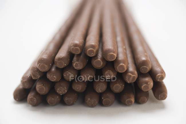 Bâtonnets de chocolat en tas — Photo de stock