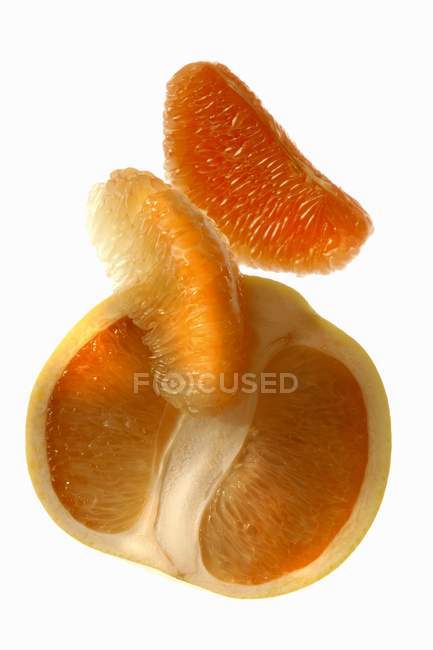 Un demi pomelo et des segments — Photo de stock