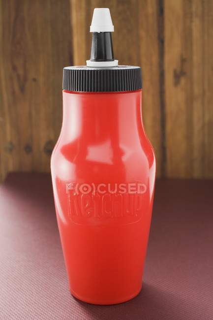 Кетчуп в красной бутылке — стоковое фото