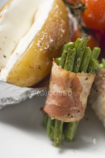 Haricots emballés au bacon et pommes de terre cuites au four — Photo de stock