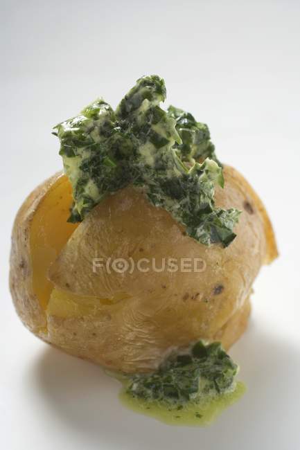 Pommes de terre cuites au four au beurre aux herbes — Photo de stock