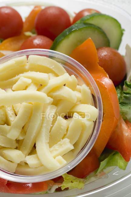 Insalata con formaggio grattugiato — Foto stock