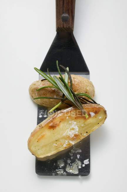 Baked rosemary potatoes — Stock Photo