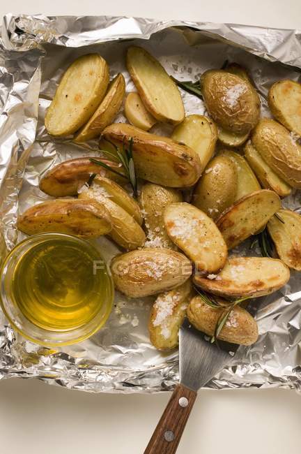 Baked rosemary potatoes — Stock Photo