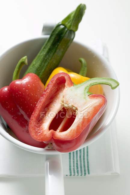 Peperoni freschi maturi e zucchine — Foto stock