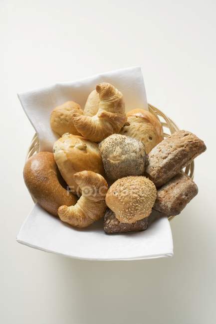 Rouleaux de pain et croissants — Photo de stock