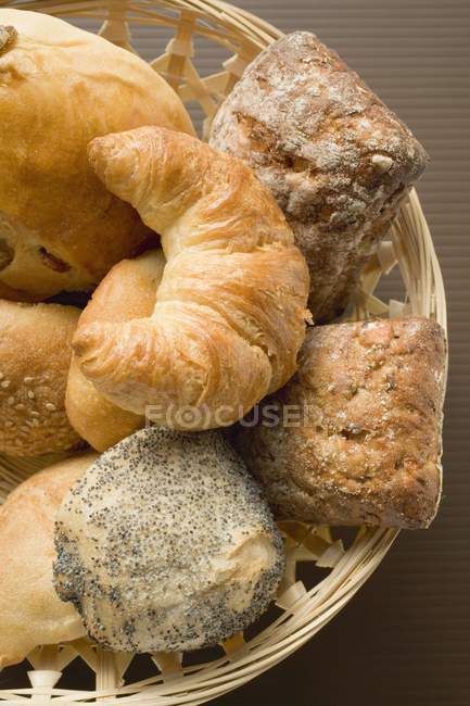 Rouleaux de pain et croissant — Photo de stock