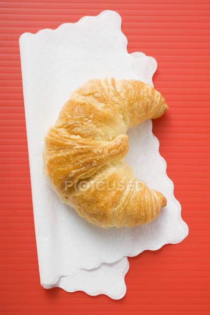 Croissant auf Papierserviette — Stockfoto