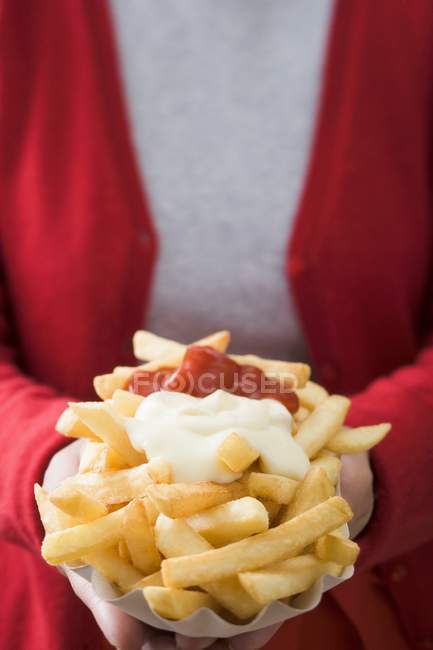 Frau mit Papierschüssel voller Chips — Stockfoto